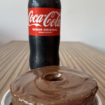 Bolo de cenoura cobertura chocolate + coca 2 litros 