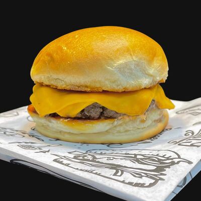 Búrguer Carne e Queijo *acompanha 60g de fritas + Refrigerante Lata