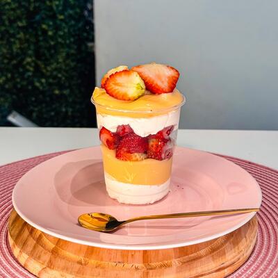Copo Ninho duplo com morango 200ml