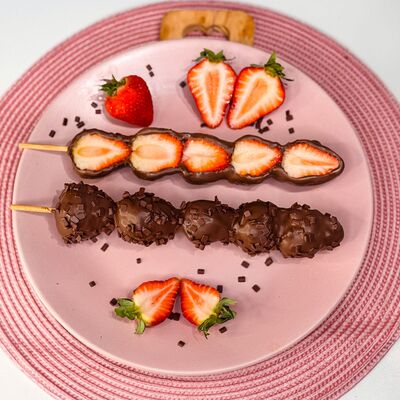 Espetinho de Morango com Chocolate ao Leite
