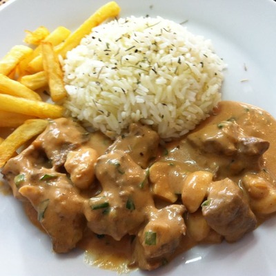Strogonoff de filé mignon (serve 2 pessoas)