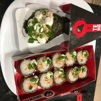 Combinadinho em casa  !! Temaki de Salmão Grelhado + 10 Unid. De Hot Rolls