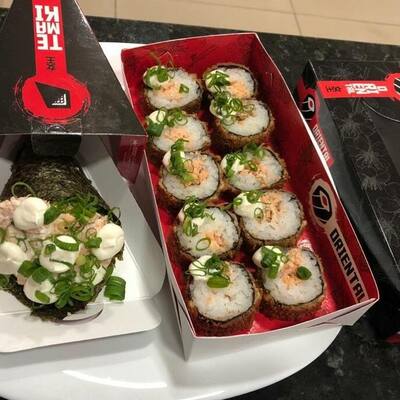 2 Temaki (1 Salmao Grelhado) e 1 (Salmão Crú) + 20 Unidades de hot Rolls