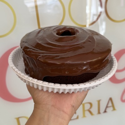 Bolo de chocolate com cobertura 