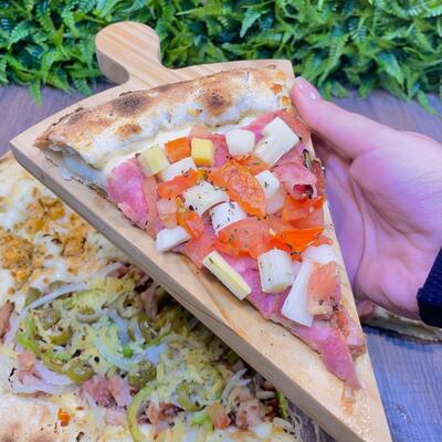 Pizza Média (35cm). Ideal para duas pessoas. (Serve 08 fatias)
