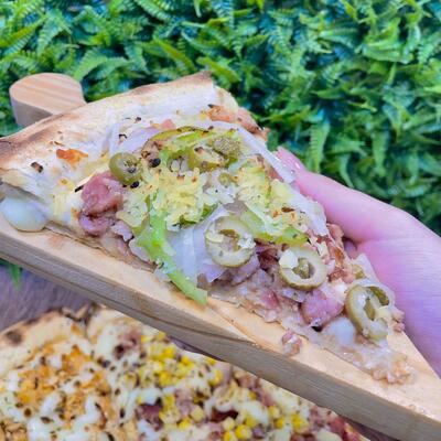 Pizza Hiper (45cm) Acompanha Guaraná. Ideal para quatro pessoas. Serve 16 fatias.