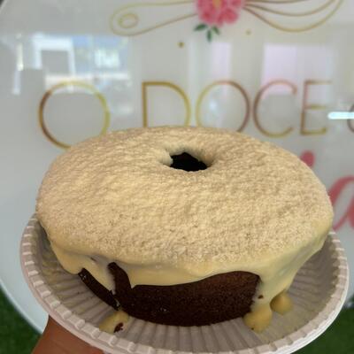 Bolo de chocolate com cobertura de ninho 